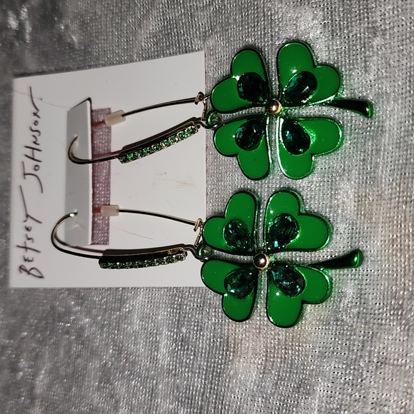 ☘️✨️💚NWT BETSEY JOHNSON SHAMROCK / CLOVER EARRINGS 💚✨️☘️ - Picture 5 of 8